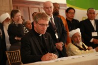WCC general secretary signs interfaith statement.